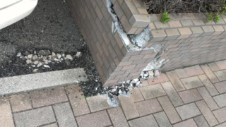 マンションのレンガ.png